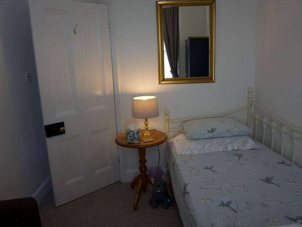 A bedroom with a bed and a lamp at Lovely, spacious apartment - sleeps 5 in Ryde