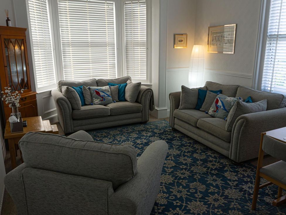 A living room with sofas and a coffee table at Lovely, spacious apartment - sleeps 5 in Ryde