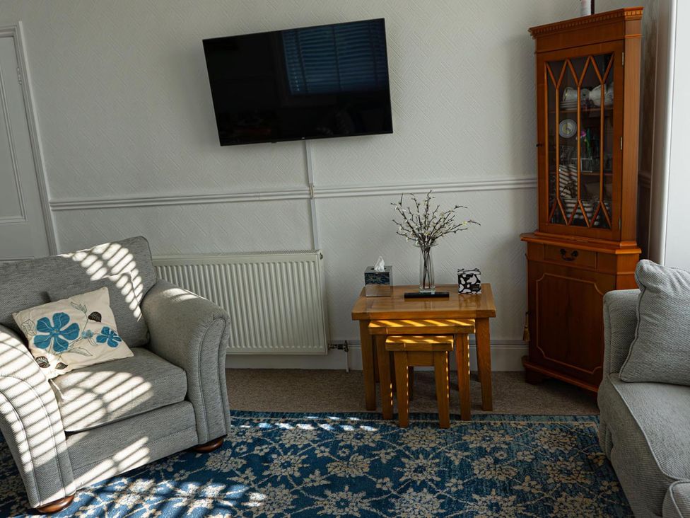 A living room with a television, sofa, and decorative vase at Lovely, spacious apartment - sleeps 5 in Ryde