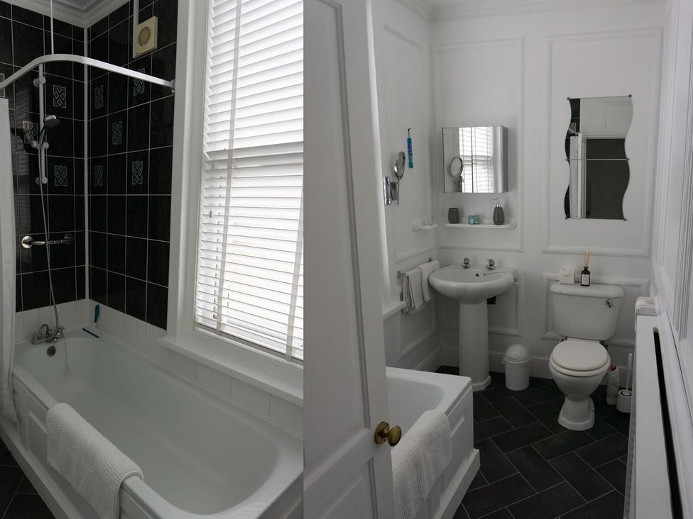A bathroom with a bathtub, sink, and toilet at Lovely, spacious apartment - sleeps 5 in Ryde