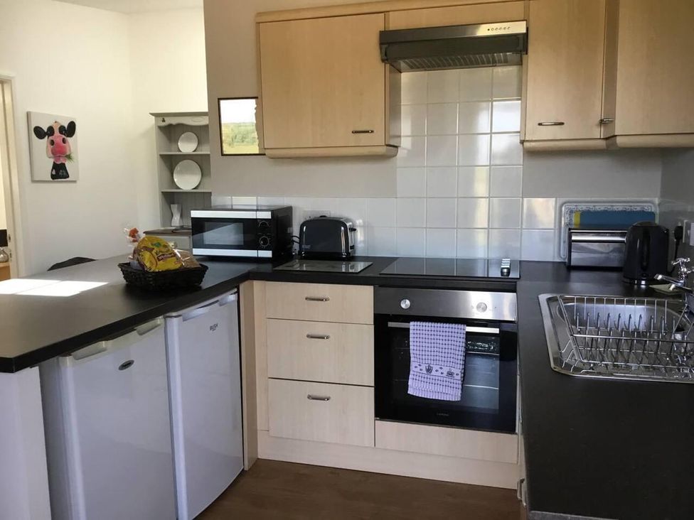 A kitchen with appliances and countertop at Vale of Glamorgan - Cottage - Sleeps 4 - Parking in Llancarfan near St Athan
