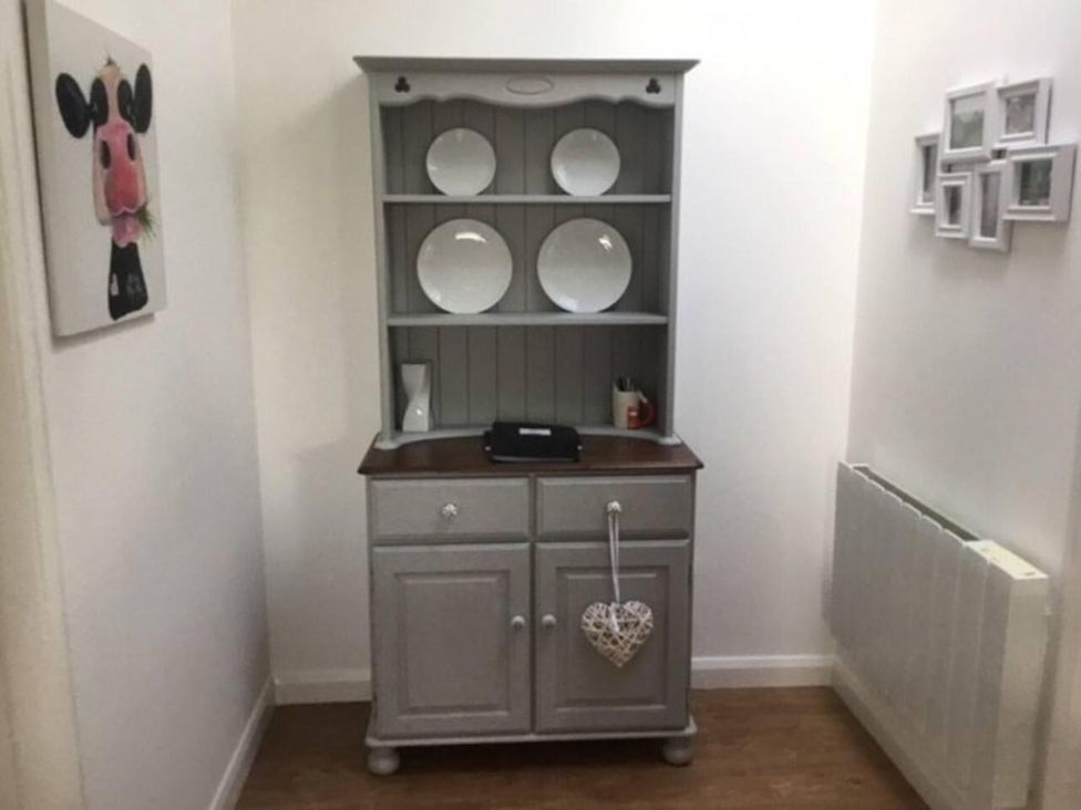 A shelf with plates and a vase in a dining room at Vale of Glamorgan - Cottage - Sleeps 4 - Parking, Llancarfan near St Athan