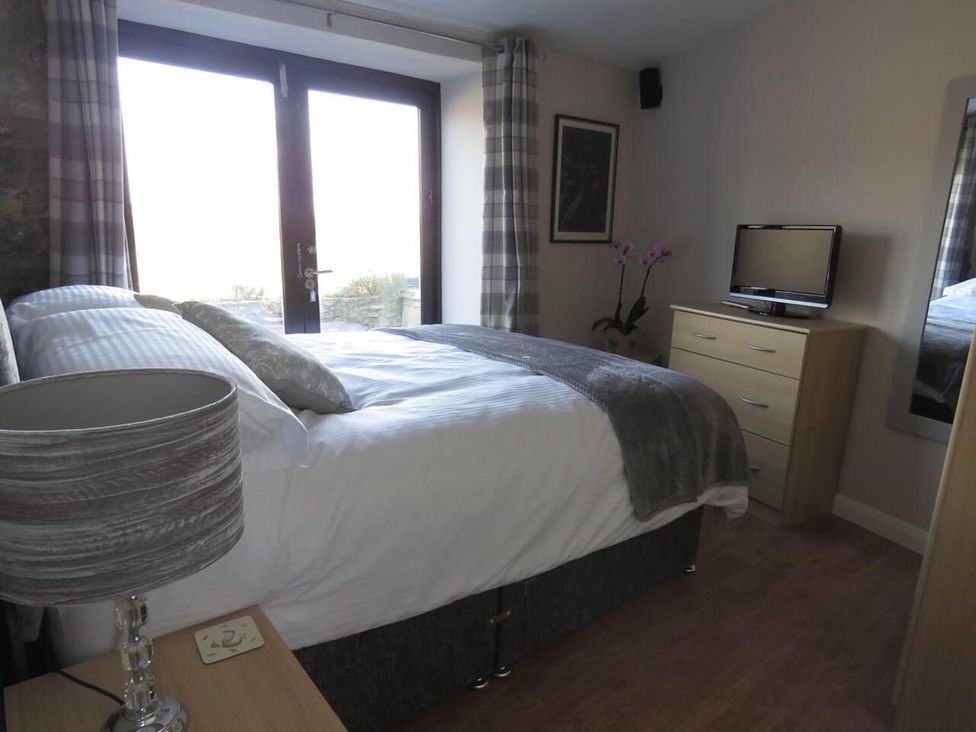 A bedroom with a bed and television at Vale of Glamorgan - Cottage - Sleeps 4 - Parking in Llancarfan near St Athan