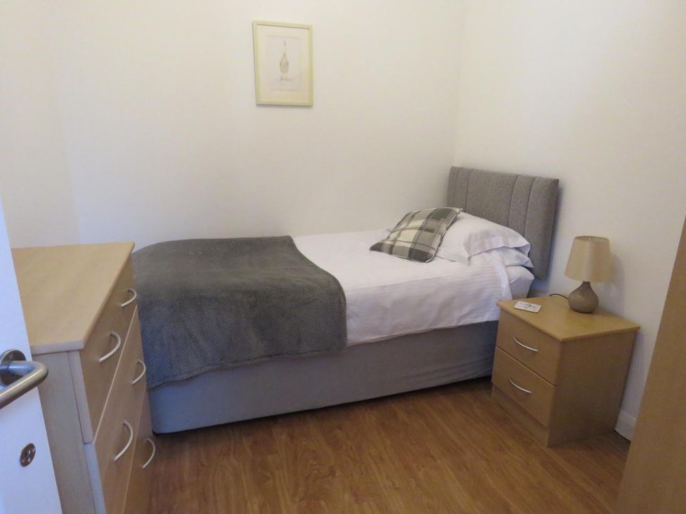 A bedroom with a single bed and furniture at Vale of Glamorgan - Cottage - Sleeps 4 - Parking in Llancarfan near St Athan