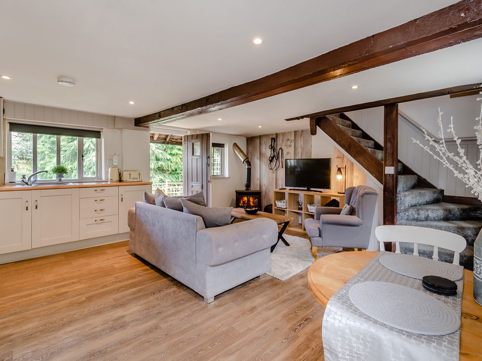 A living room with kitchen and seating area at Cottage - Sleeps 4 - Parking Evesham