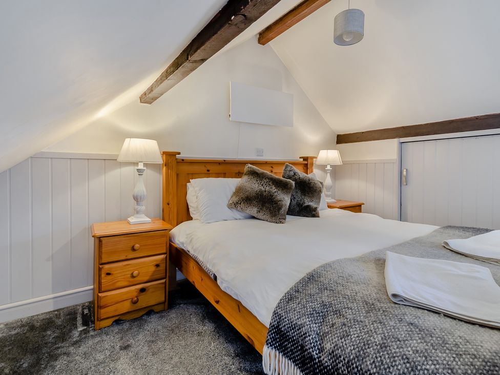 A bedroom with a bed and bedside tables at Cottage - Sleeps 4 - Parking in Evesham