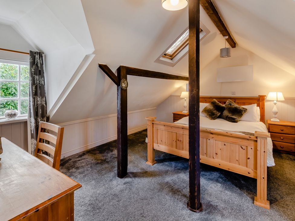 A bedroom with a bed and desk at Cottage - Sleeps 4 - Parking in Evesham