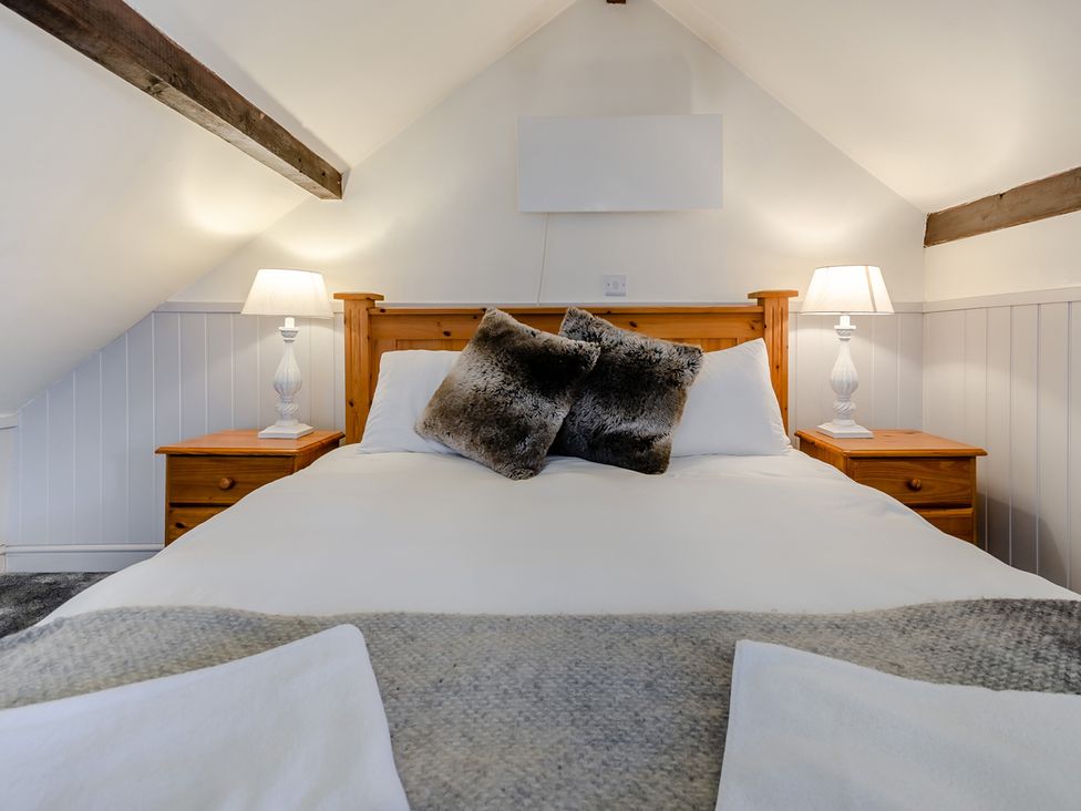 A bedroom with a bed and bedside tables at Cottage - Sleeps 4 - Parking Evesham