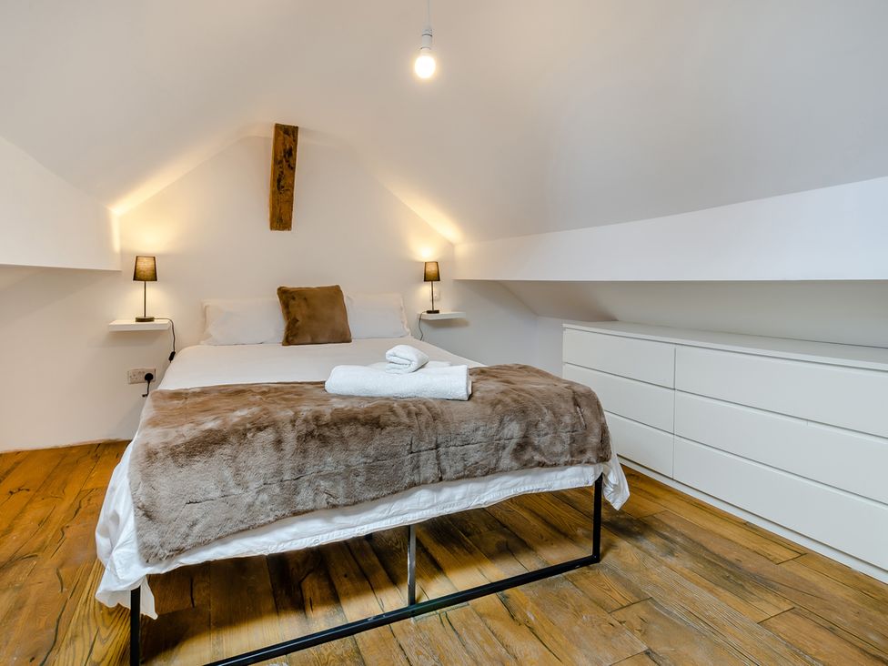 A bedroom with a bed and bedside lamps at Cottage - Sleeps 4 - Parking in Evesham