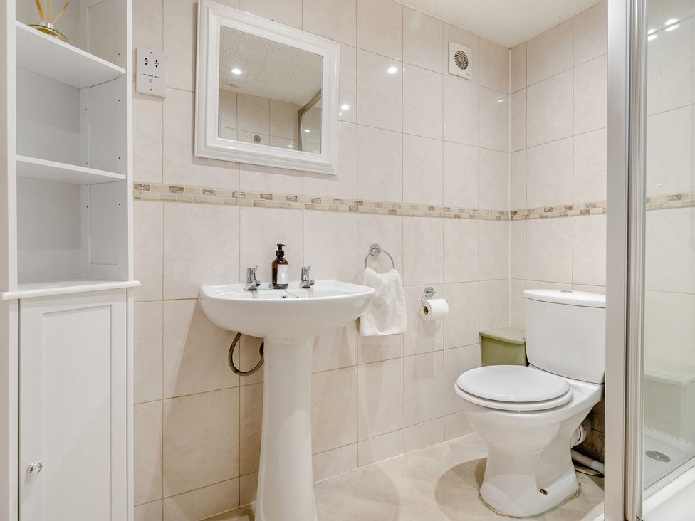 A bathroom with a sink, toilet, and shower at Cottage - Sleeps 4 - Parking Evesham