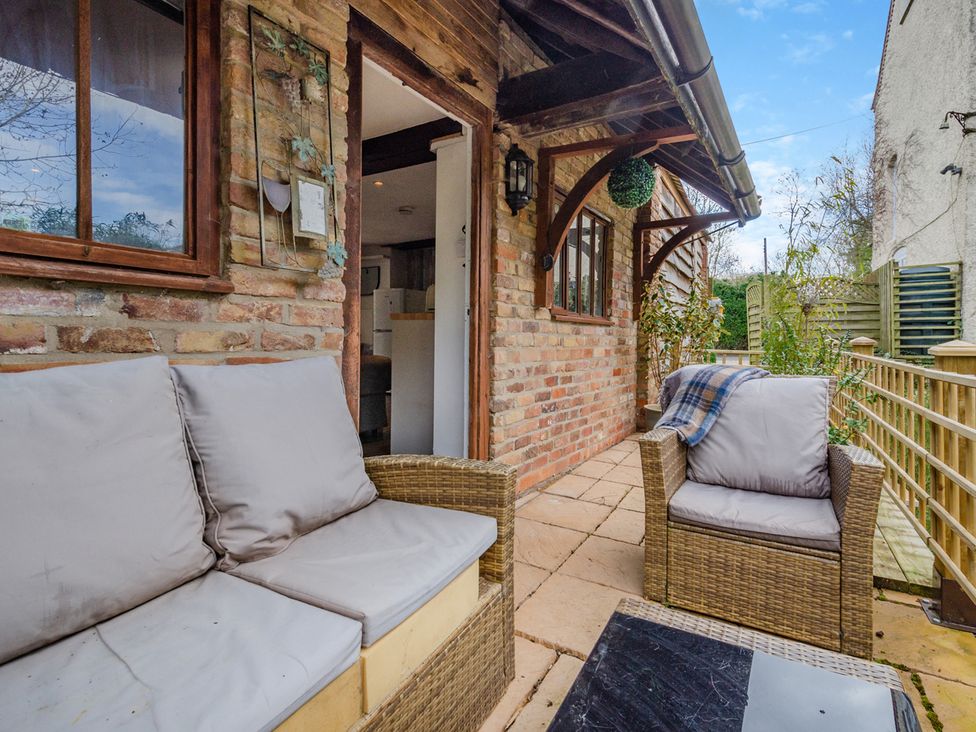 An outdoor seating area with a sofa and table at Cottage - Sleeps 4 - Parking in Evesham