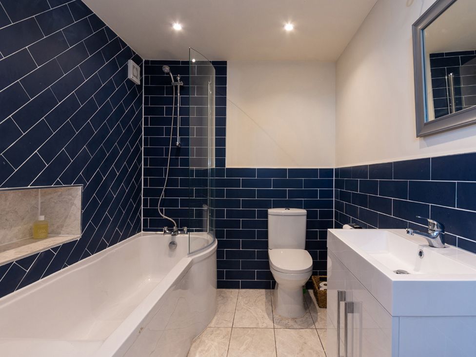 A bathroom equipped with a bathtub, toilet, and sink at Cellardyke 3-Bed House, Sleeps 6 with Sea Terrace, Cellardyke