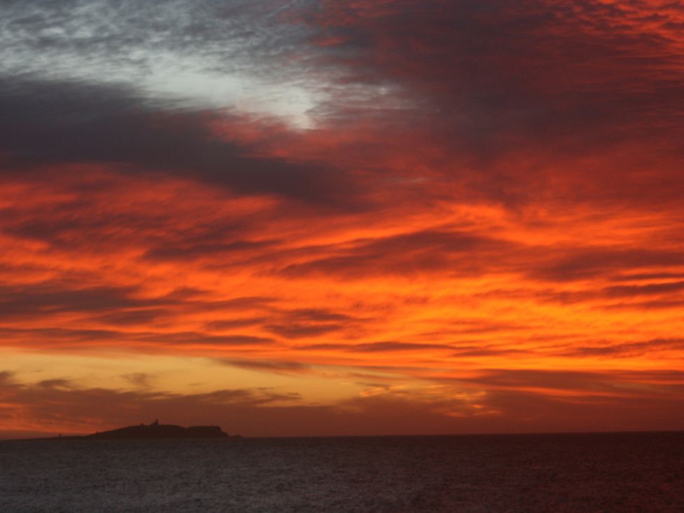 A sunset over the sea at Cellardyke 3-Bed House, Sleeps 6 with Sea Terrace in Cellardyke