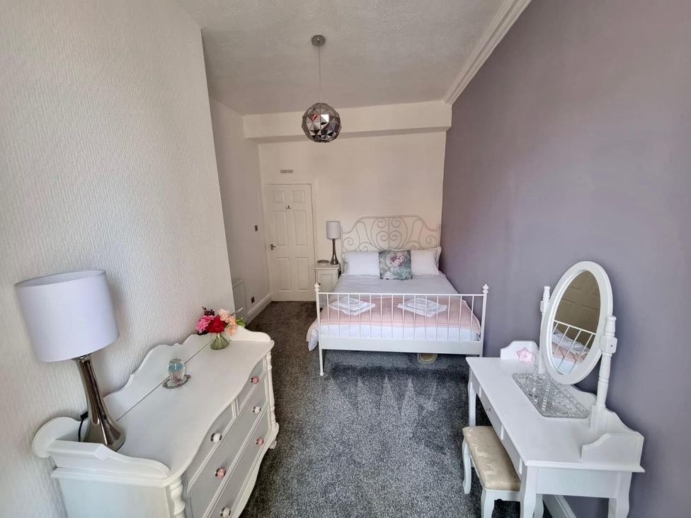 A bedroom with a bed and dressing table at Rose Apartment 2-Bed Apt, Sleeps 4 Town Centre Ayr