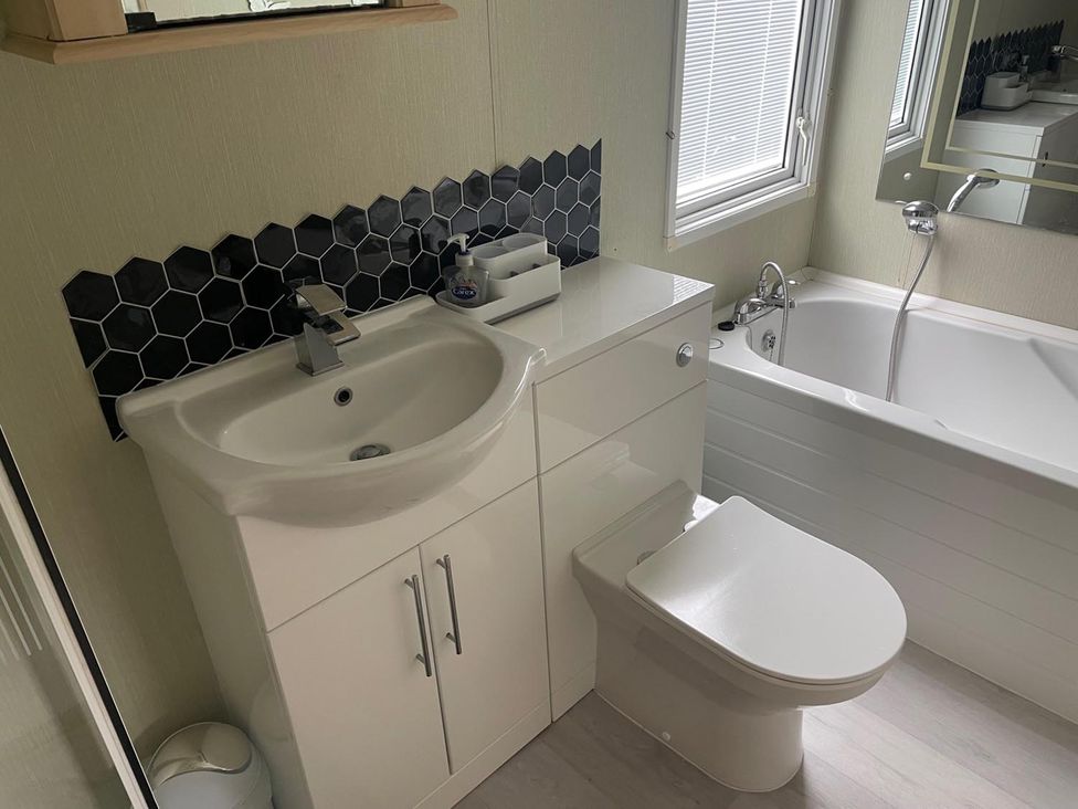 A bathroom with sink, toilet and bathtub at 2 Bed Lodge Sleeps 5 - Pet Friendly, WiFi, Parking in Skegness