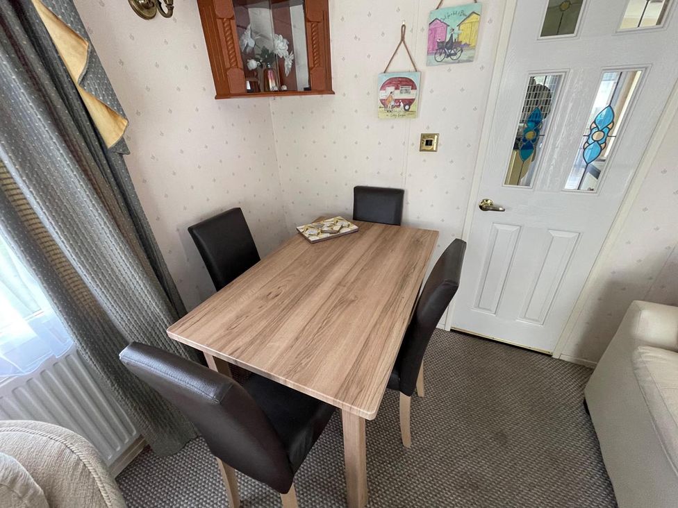 A dining room with a table and chairs at 2 Bed Lodge Sleeps 5 - Pet Friendly, WiFi, Parking Skegness