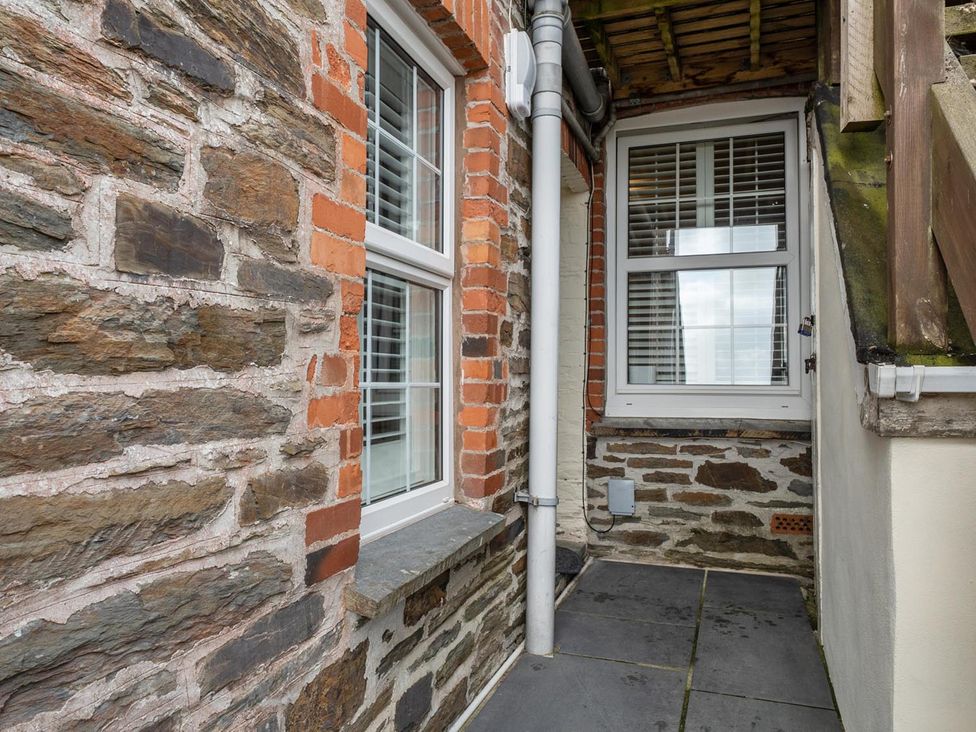An outdoor area with stone wall and window at 1 Bed - Sleeps 4 - Parking - Pets - Town Centre Wadebridge