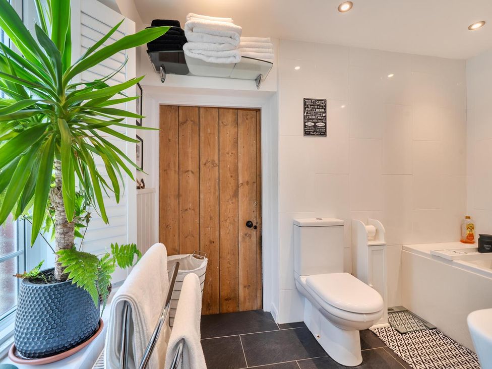 A bathroom with a toilet, sink, and a plant at 1 Bed - Sleeps 4 - Parking - Pets - Town Centre Wadebridge