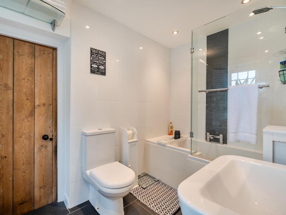 A bathroom with a toilet, bathtub, and sink at 1 Bed - Sleeps 4 - Parking - Pets - Town Centre Wadebridge
