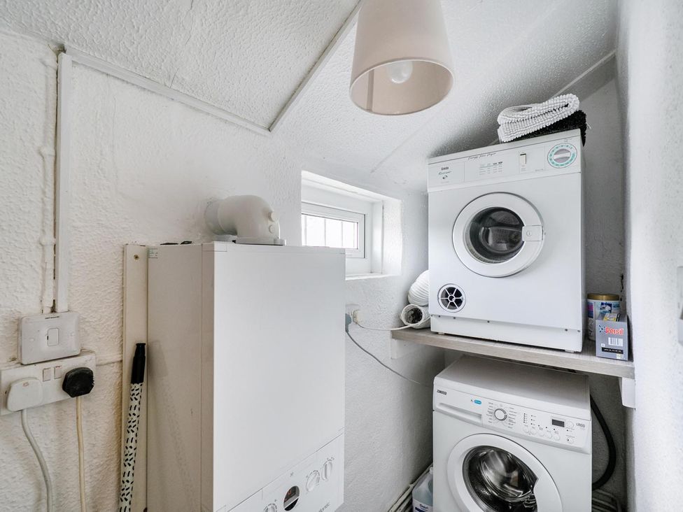 A laundry room with a washing machine and dryer at 1 Bed - Sleeps 4 - Parking - Pets - Town Centre, Wadebridge