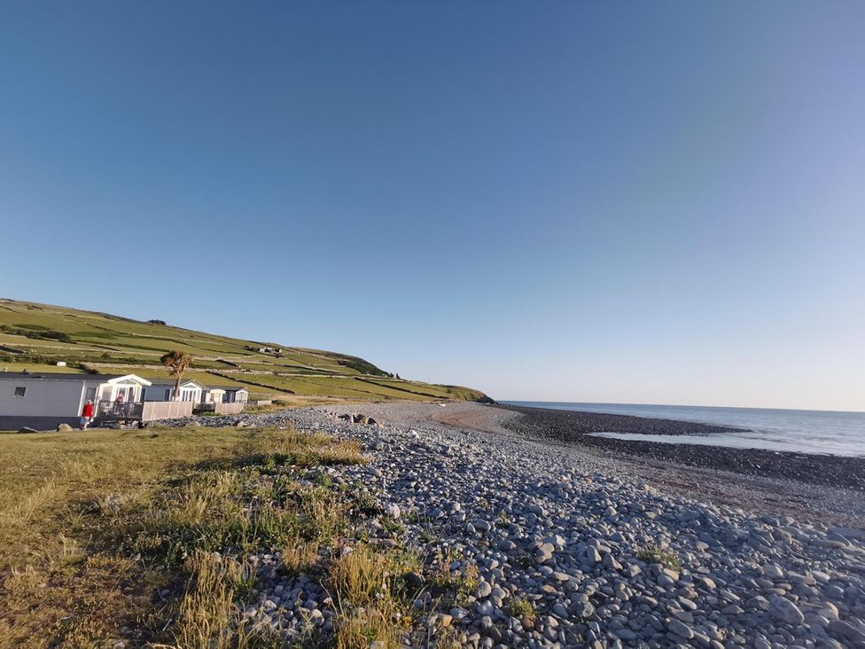 A scenic view of caravans by the sea at Snowdonia Sunbeach Holiday Sea and Mountain view in Llwyngwril