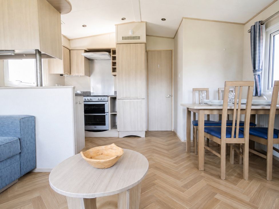 A kitchen with a dining area in Caravan - Sleeps 8 - Parking, Northampton