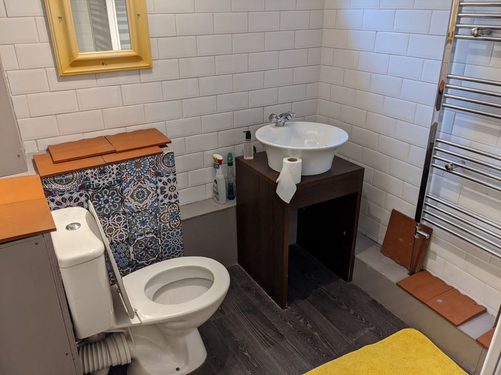 A bathroom with a toilet and sink at 4BedHouse/Leominster/Hiking/Castles/Sleeps7/Wifi Leominster