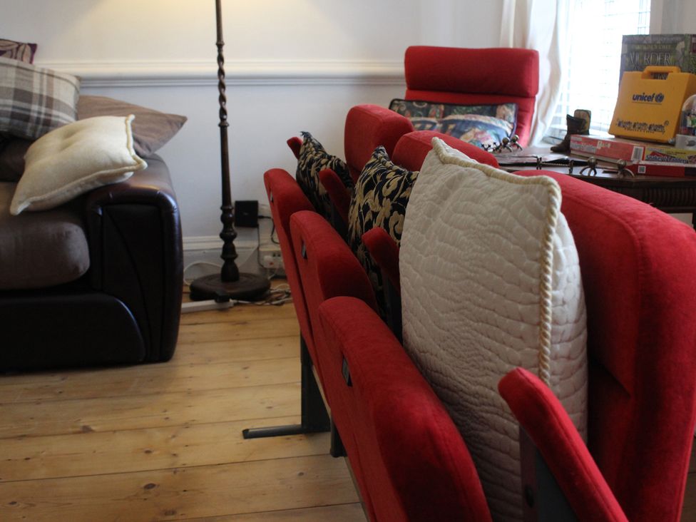 A living room with a sofa, cushions, a lamp, and a table at 4BedHouse/Leominster/Hiking/Castles/Sleeps7/Wifi Leominster