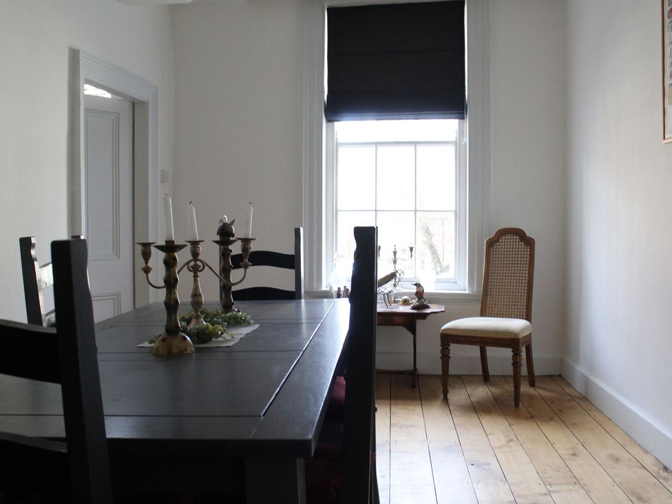 A dining room with a table and chairs at 4BedHouse/Leominster/Hiking/Castles/Sleeps7/Wifi in Leominster