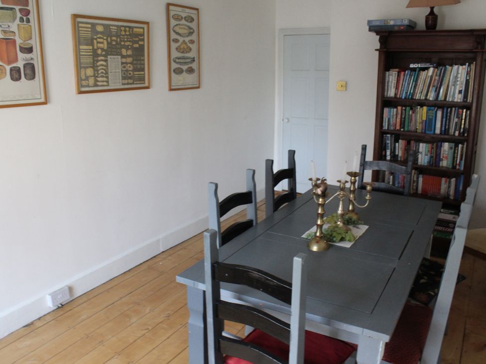 A dining room with a table and chairs at 4BedHouse/Leominster/Hiking/Castles/Sleeps7/Wifi in Leominster