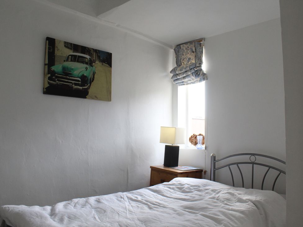A bedroom with a bed and lamp at 4BedHouse in Leominster