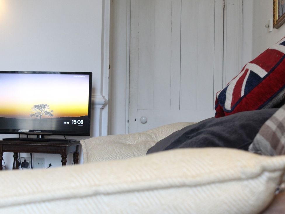 A living room with a television and a couch at 4BedHouse/Leominster/Hiking/Castles/Sleeps7/Wifi in Leominster