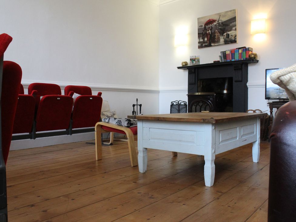 A living room with red chairs and a wooden table at 4BedHouse/Leominster/Hiking/Castles/Sleeps7/Wifi Leominster