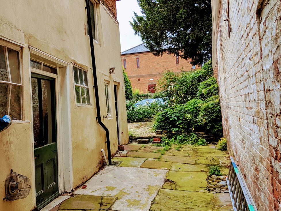 An outdoor area with a pathway, plants, and a car at 4BedHouse/Leominster/Hiking/Castles/Sleeps7/Wifi in Leominster