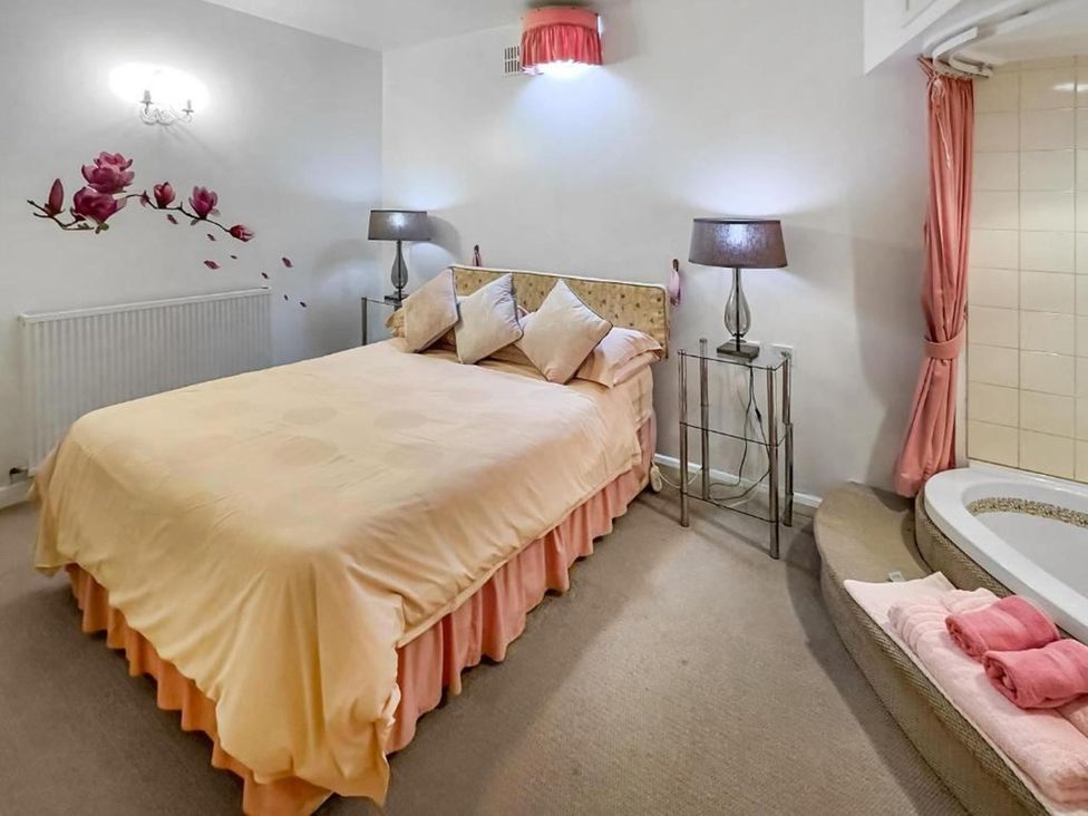 A bedroom with a bed and a bath tub at Apartment Sleeps 2 with Parking, Pets Welcome Watermillock near Pooley Bridge