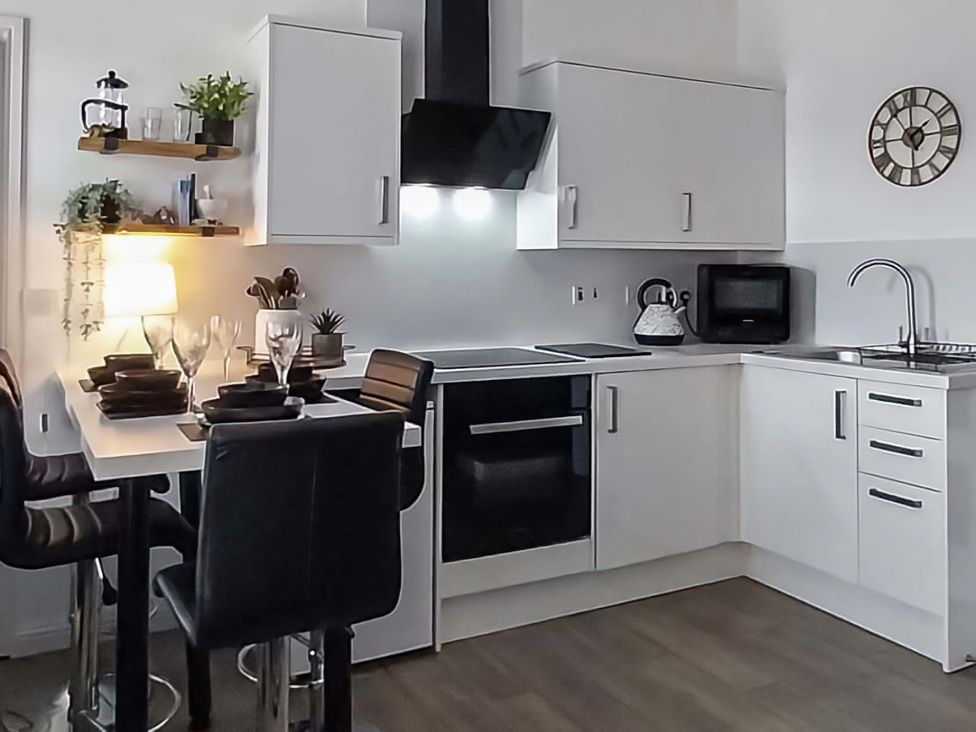 A kitchen with table and chairs at Modern Apartment - Sleeps 4 - Centrally located in Lanark