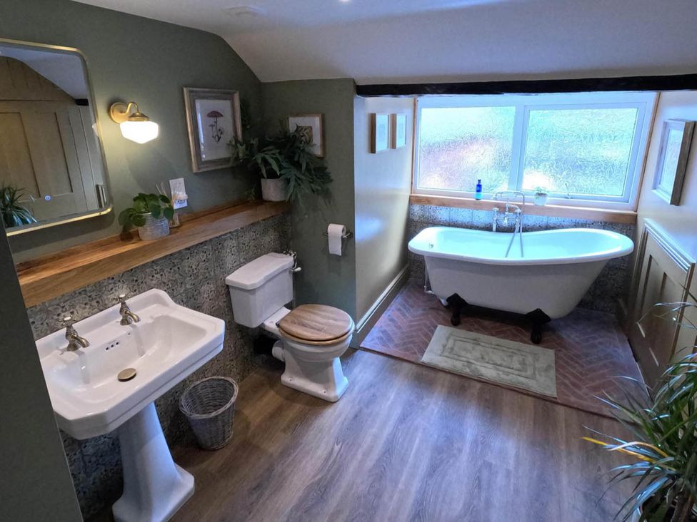 A bathroom with a bathtub, sink, and toilet at Royal Oak Retreat Sleeps 6 Pub Pet Friendly, Barcombe Cross