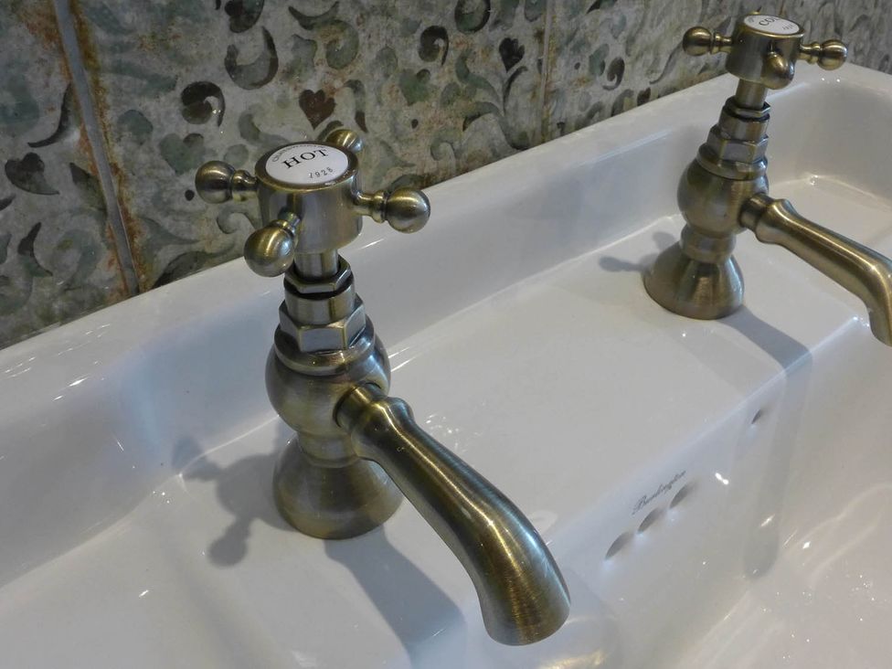 A sink with hot and cold faucets at Royal Oak Retreat Sleeps 6 Pub Pet Friendly in Barcombe Cross