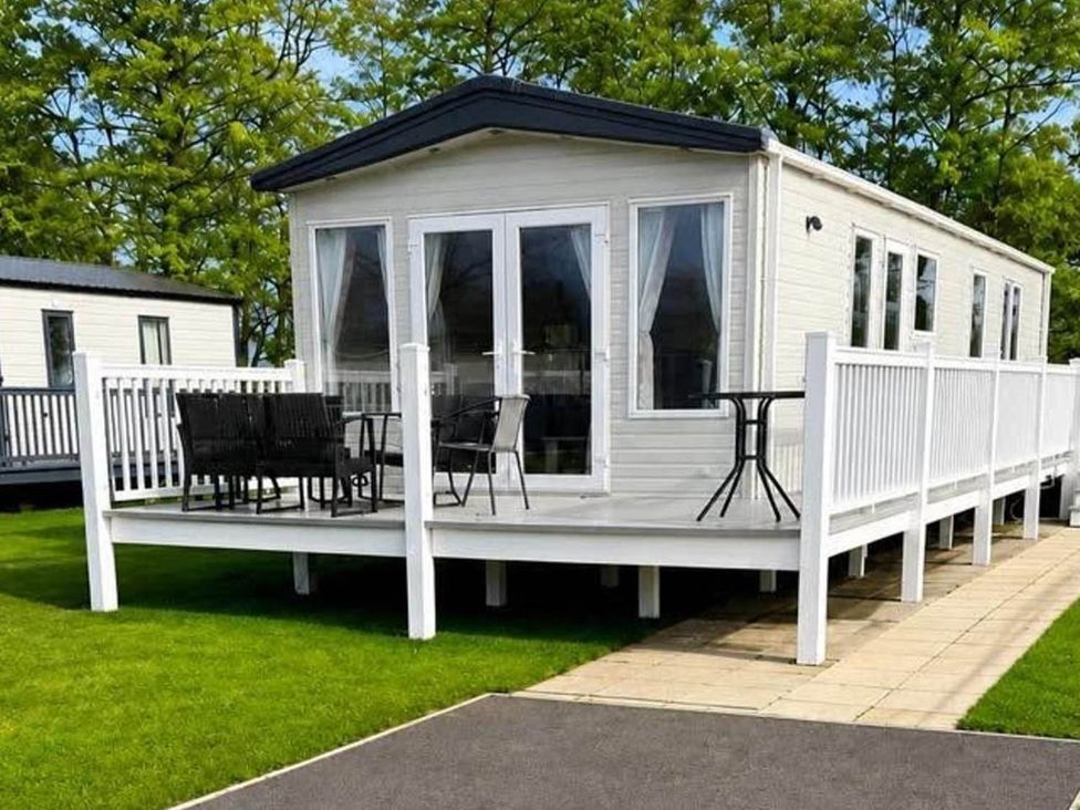 A mobile home with outdoor furniture at Tattershall Lakes - Hot Tub - Sleeps 6 - Pets in Tattershall