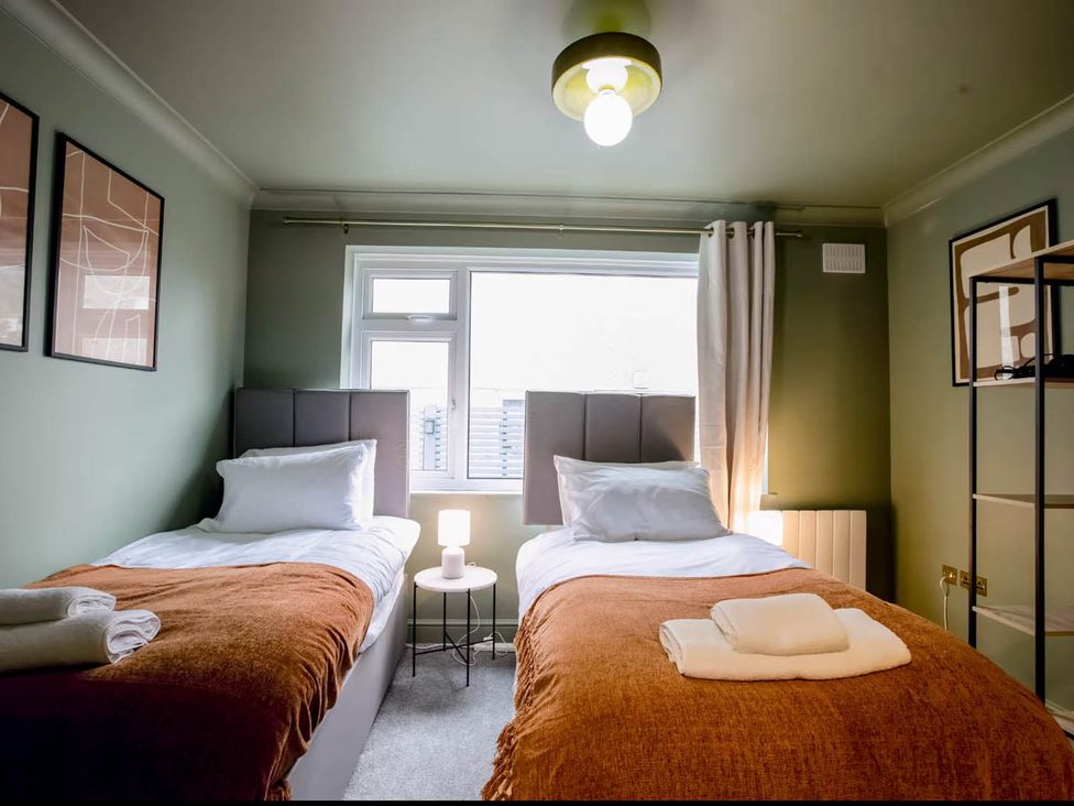 A bedroom with twin beds and a window at 2 Bedroom Apartment Sleeps 3 - Garden - Pets, Carbis Bay