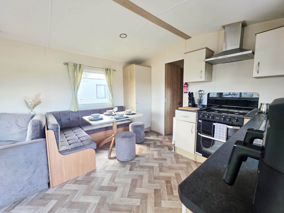 A kitchen with a dining area and appliances at Static Caravan 3 Bed Sleeps 8 Dog Friendly Parking Northampton