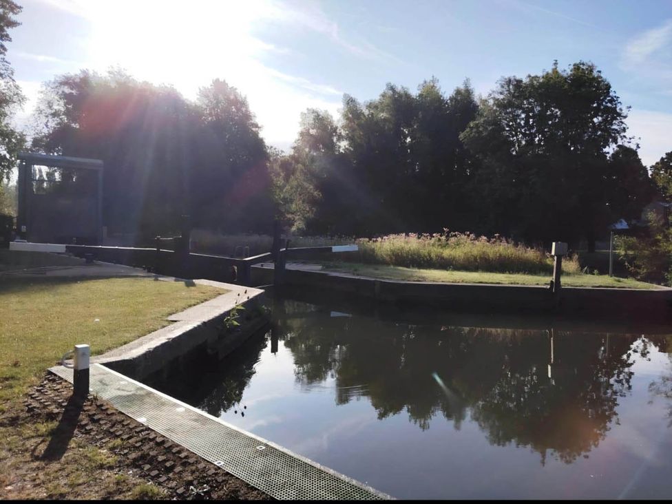 A canal with a lock and surrounding vegetation at Static Caravan 3 Bed Sleeps 8 Dog Friendly Parking Northampton