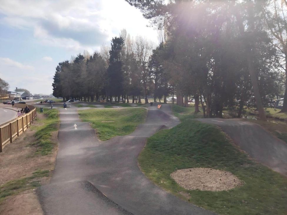 A pathway with grass and trees at Static Caravan 3 Bed Sleeps 8 Dog Friendly Parking Northampton