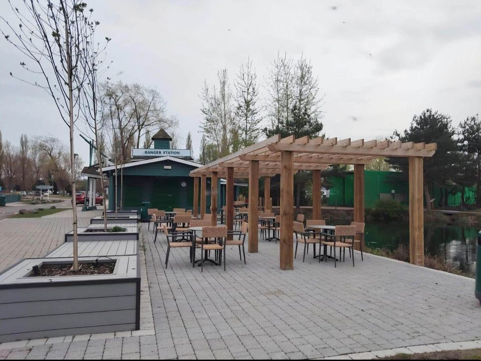 An outdoor dining area with tables and chairs at Static Caravan 3 Bed Sleeps 8 Dog Friendly Parking Northampton