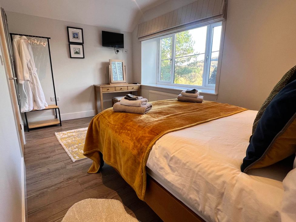 A bedroom with a bed and desk at Cottage Sleeps 6 Garden Parking near Beaulieu Farm