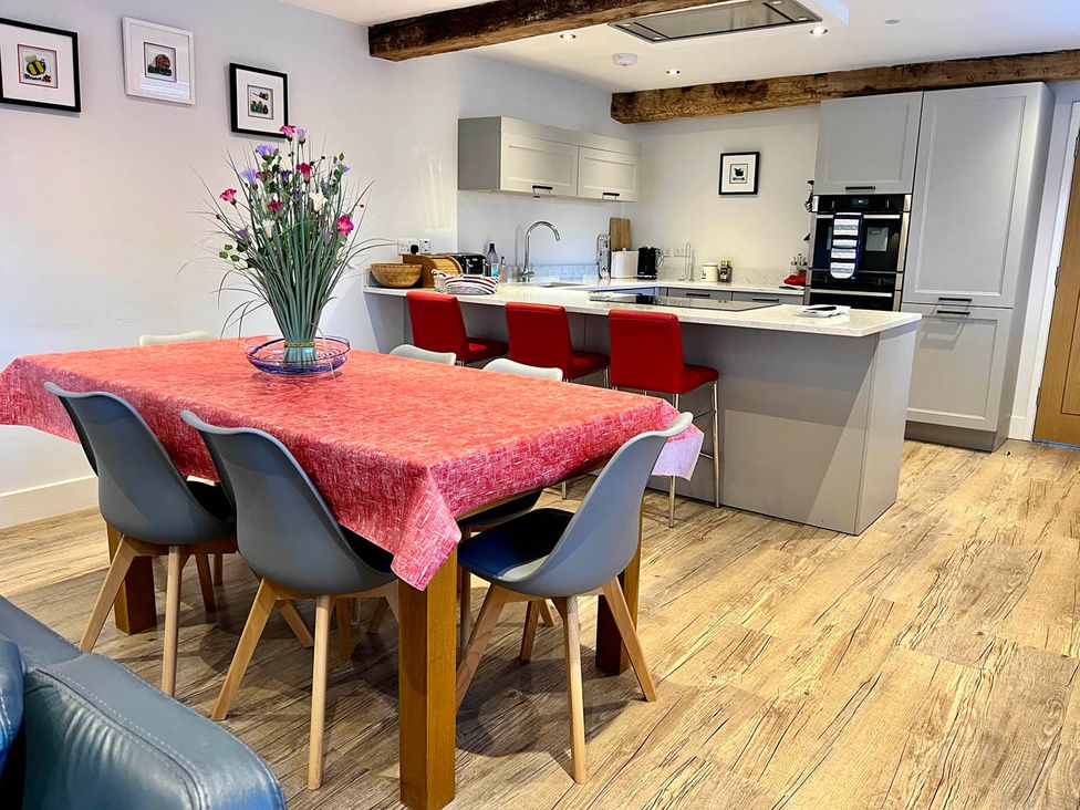 A kitchen with dining table and chairs at Cottage Sleeps 6 Garden Parking near Beaulieu Farm