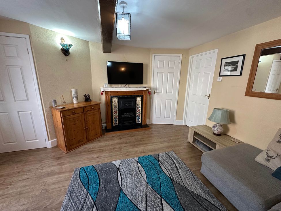 A living room with a television over a fireplace at Llanidloes - Sleeps 7 - Parking - Pet Friendly, Llanidloes