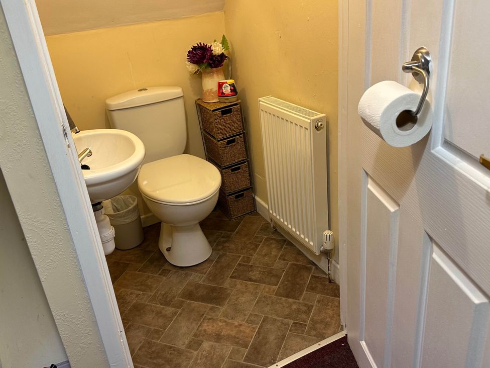 A bathroom with toilet and sink at Llanidloes - Sleeps 7 - Parking - Pet Friendly, Llanidloes