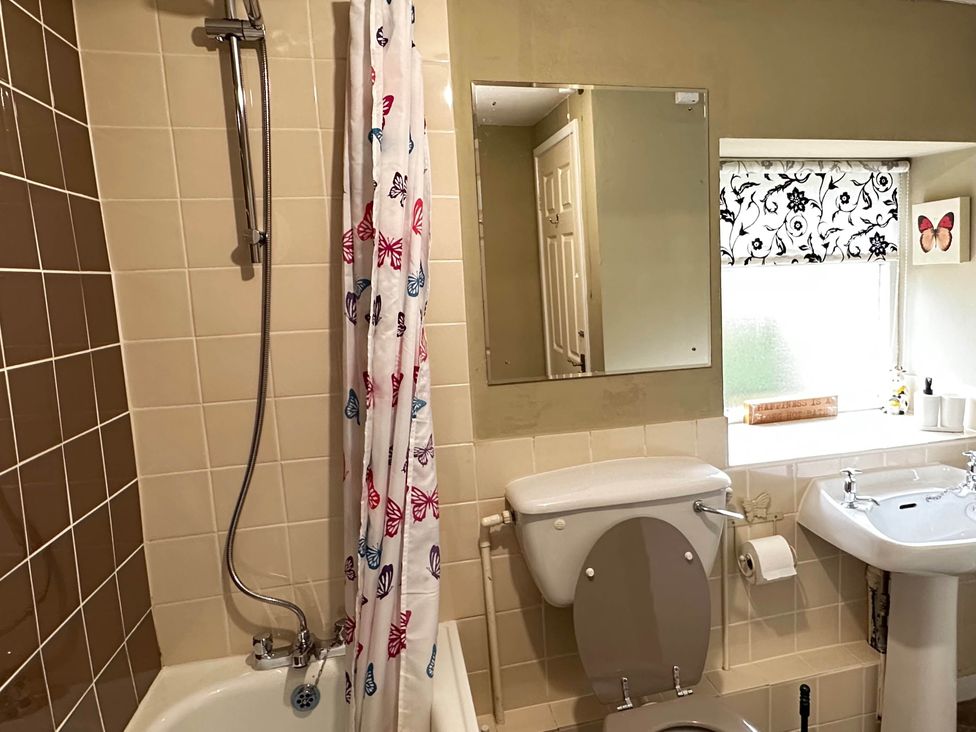 A bathroom with a shower, bathtub, toilet, and sink at Llanidloes - Sleeps 7 - Parking - Pet Friendly, Llanidloes