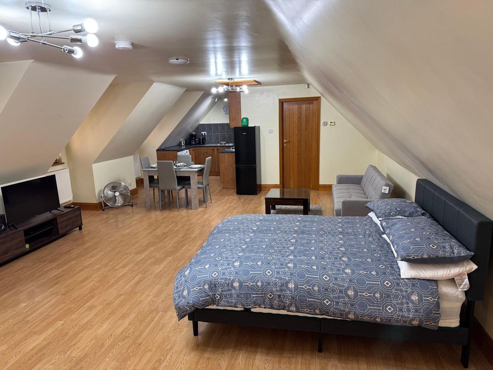 A studio with a bed, sofa, dining area and kitchenette at Surridges Studio, Sleeps 4 w/ Parking & Dogs Ok Latchingdon near Burnham-On-Crouch